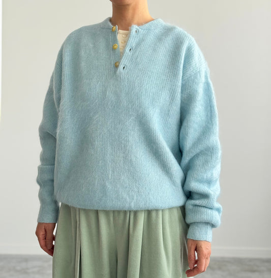 HENRY NECK SWEATER MORIKA モリカ ヘンリーネックセーター SAX 着画 アップ