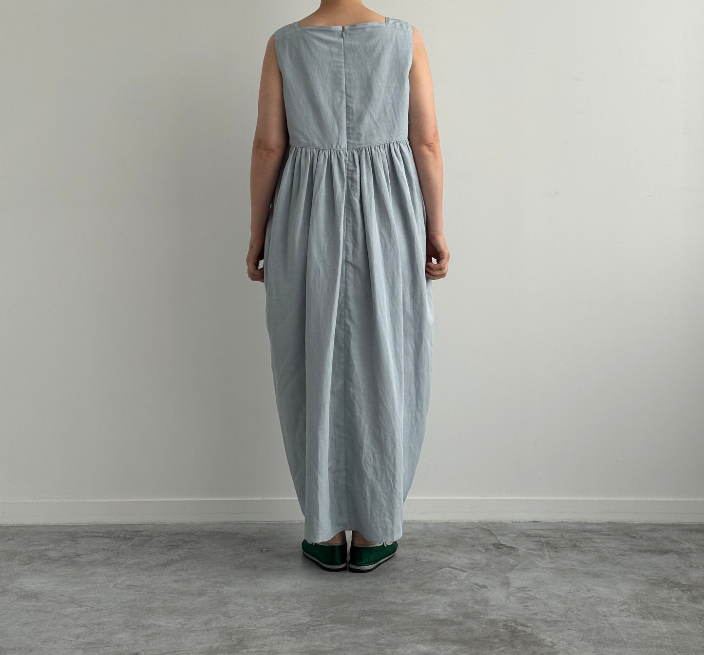 VISCOSE LINEN NO SLEEVE COCOON DRESS (LIGHT BLUE) TENNE HANDCRAFTED MODERN　通販　取扱店　着画　後ろ
