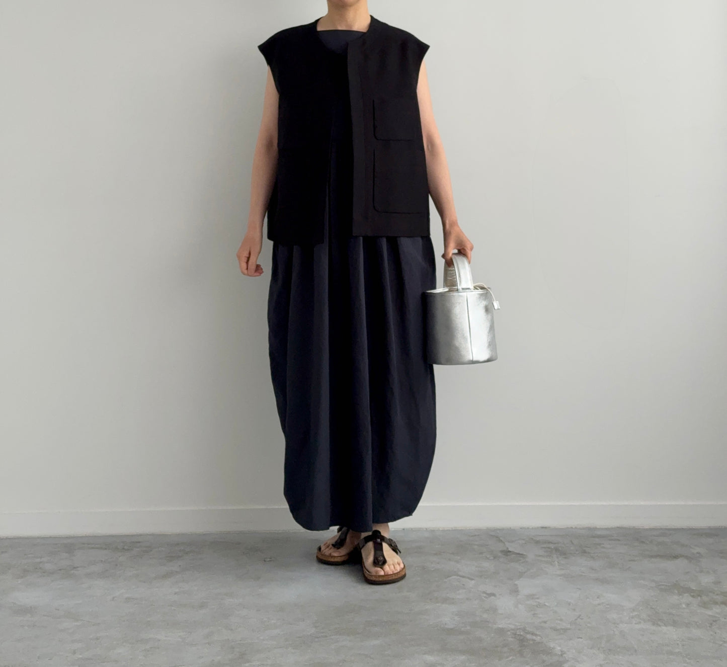 VISCOSE LINEN NO SLEEVE COCOON DRESS (DARK NAVY) TENNE HANDCRAFTED MODERN　通販　取扱店　着画　全身　前