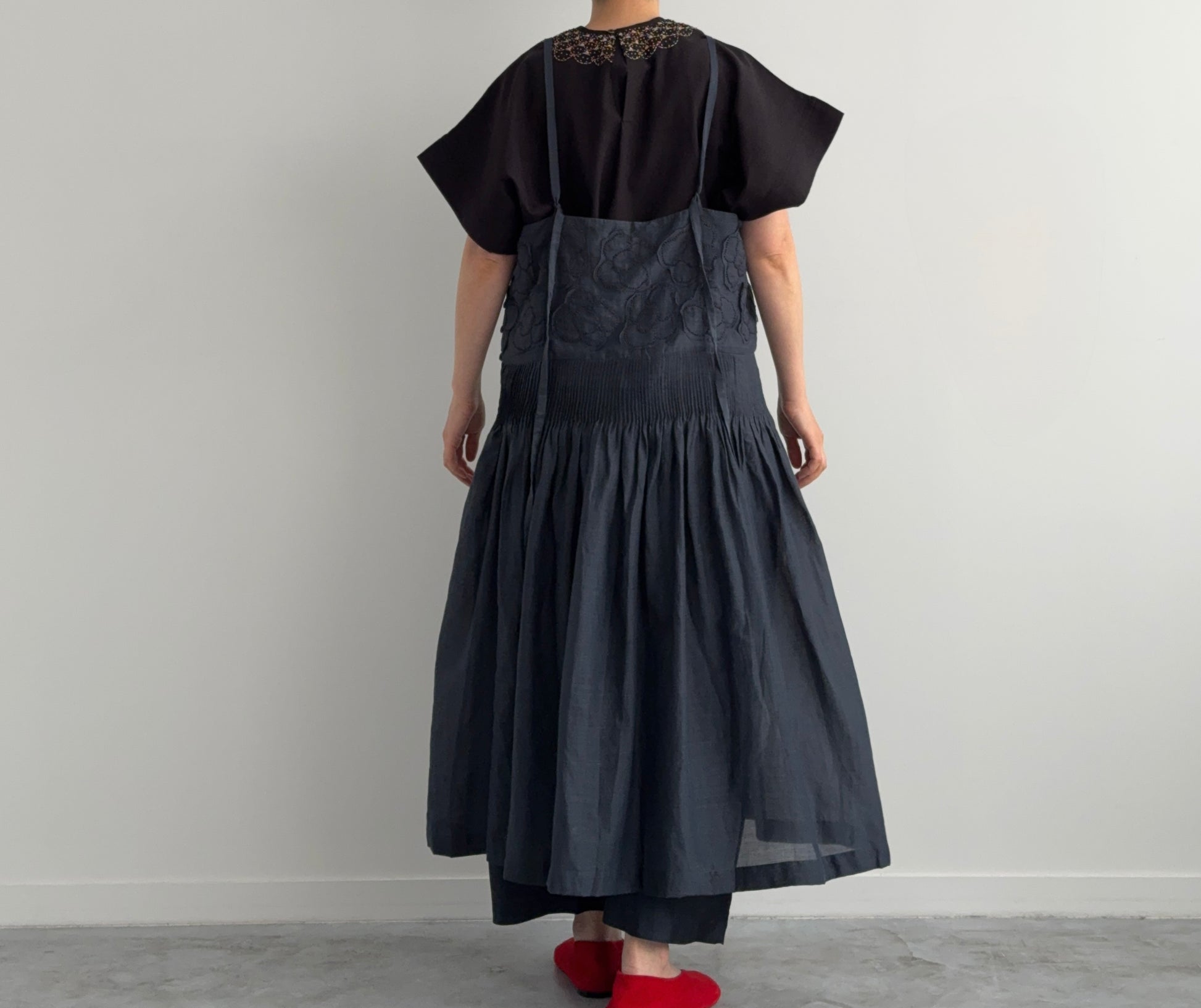 BUNON FLOWER RIBBON SKIRT CHARCOAL 着画　後ろ