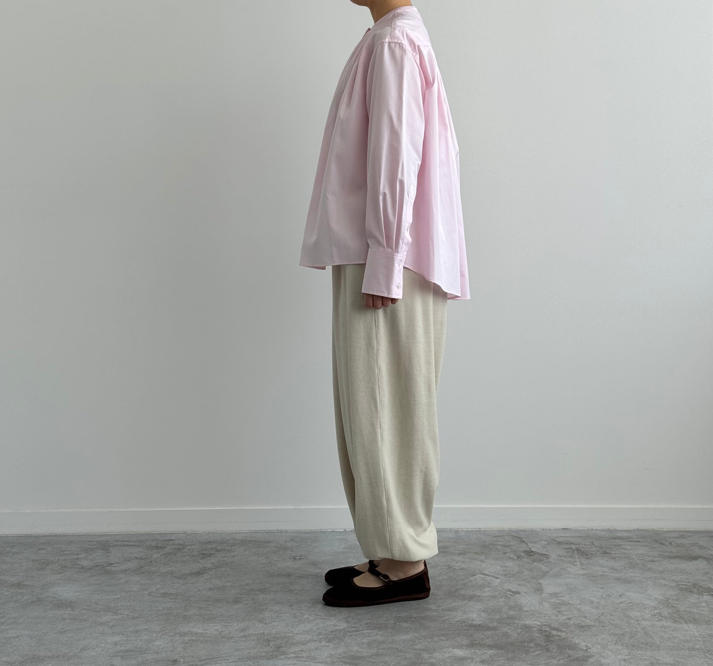 NEW MANY TUCK SHIRT　TENNE HANDCRAFTED MODERN　PINK 着画　横