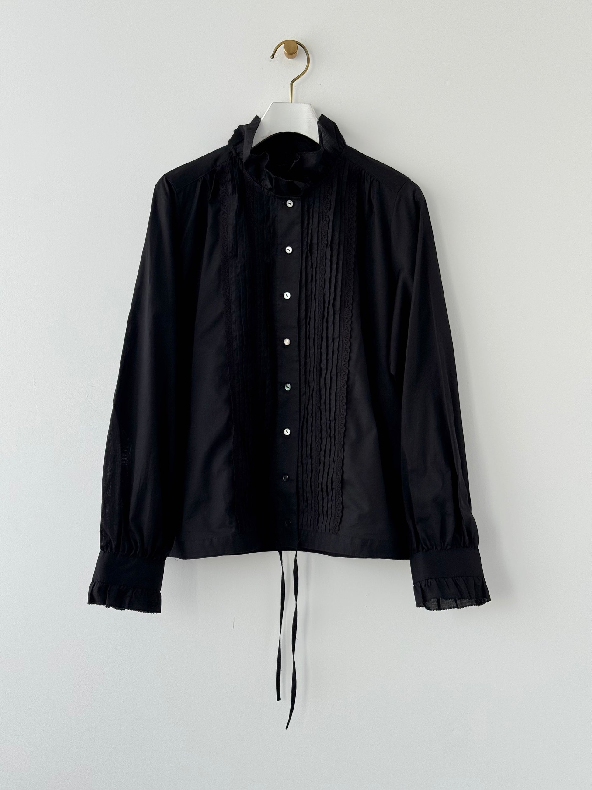 ピンタックとレースのブラウス Porter des boutons ポルテデブトン ピンタックとレースのブラウス Porter des boutons ポルテデブトン