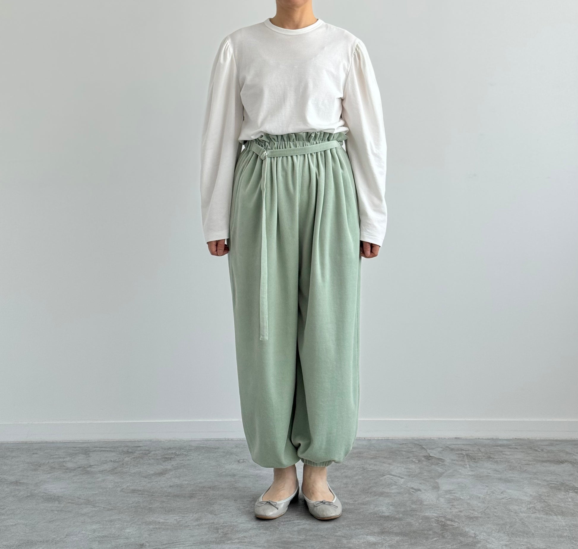 ATTACHMENT PANTS  (VELOR) アタッチメントパンツ ベロア　TENNE HANDCRAFTED MODERN　GREENの着画、全身前からです