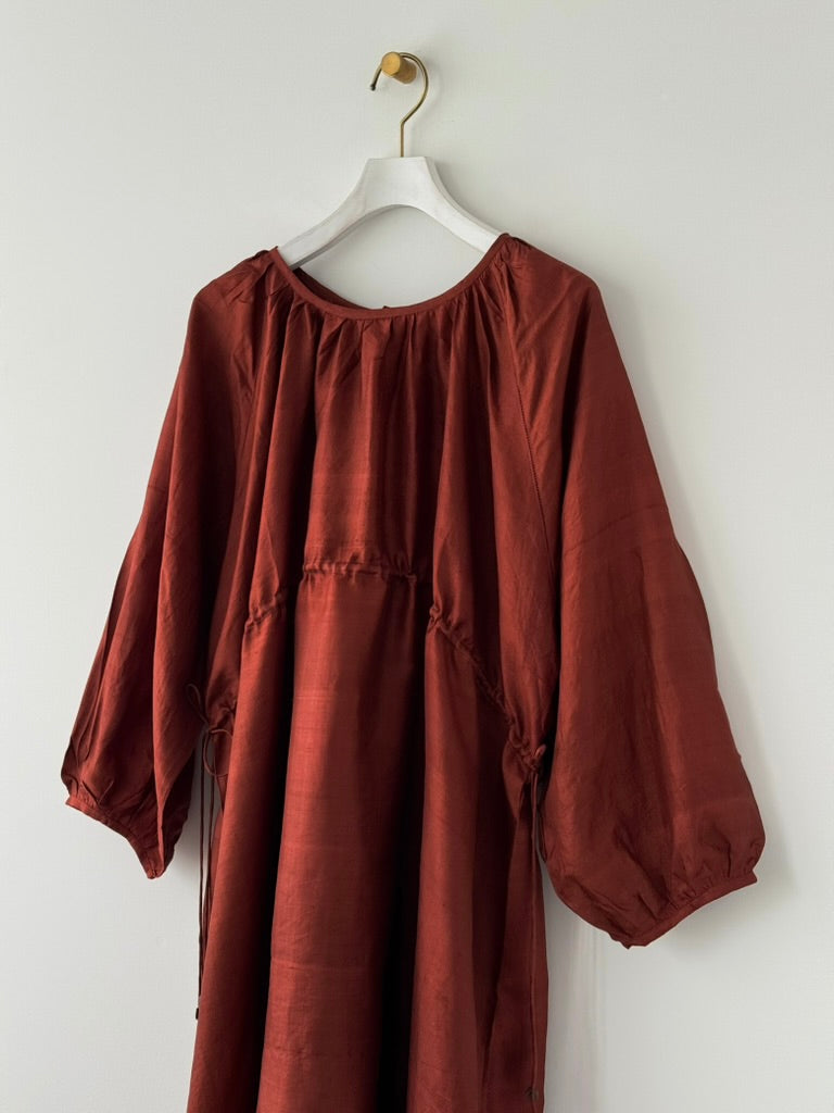 BACK BUTTON DRESS ( MADDER BROWN)