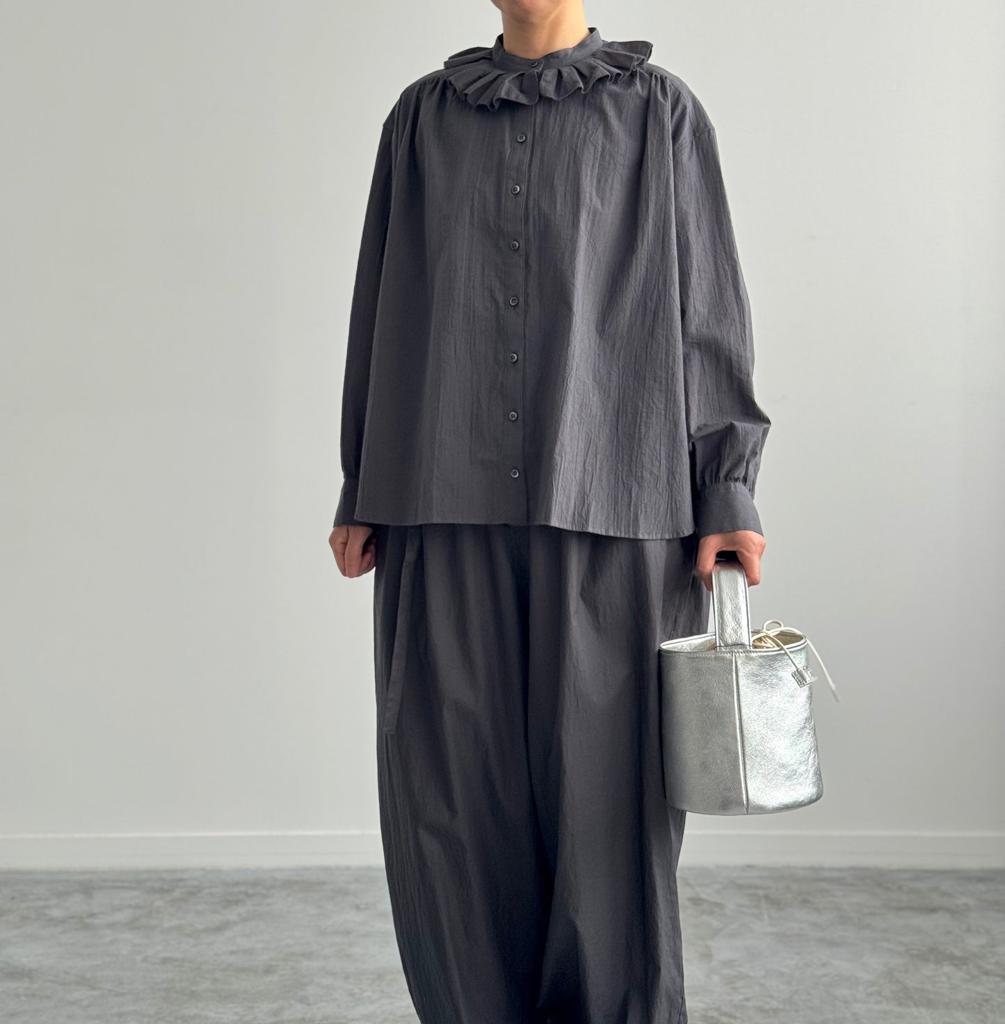 タックカラーシャツ Porter des boutons ポルテデブトン　通販　広島　チャコール　着画　アップ