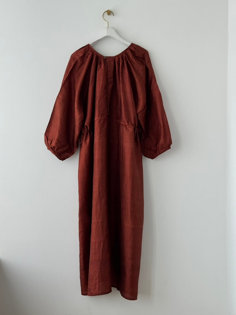 BACK BUTTON DRESS ( MADDER BROWN)