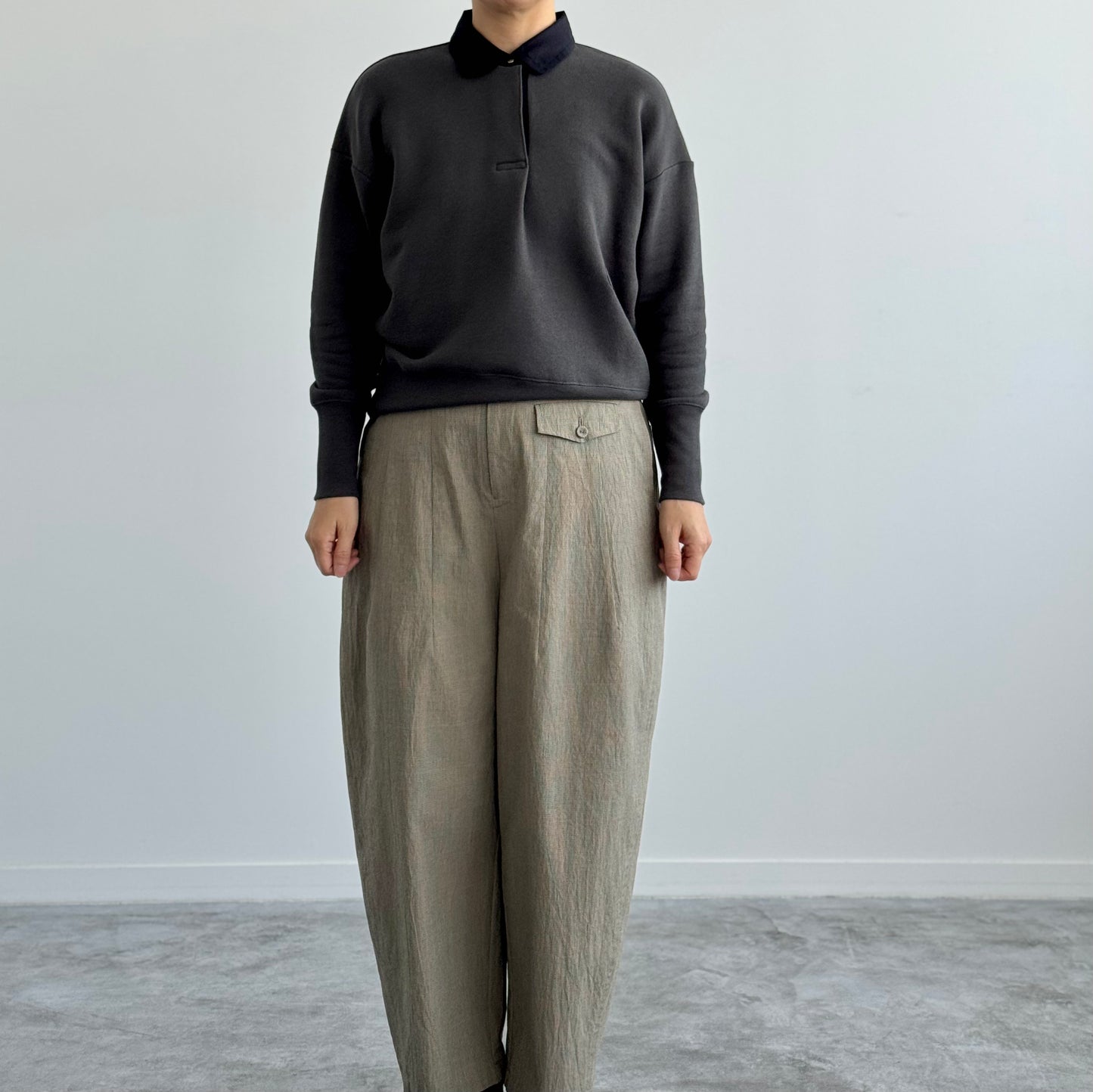 RUBANのスウェット　CHEVAL plus　シュヴァル プラス　charcoal　リボンなし　着画　前