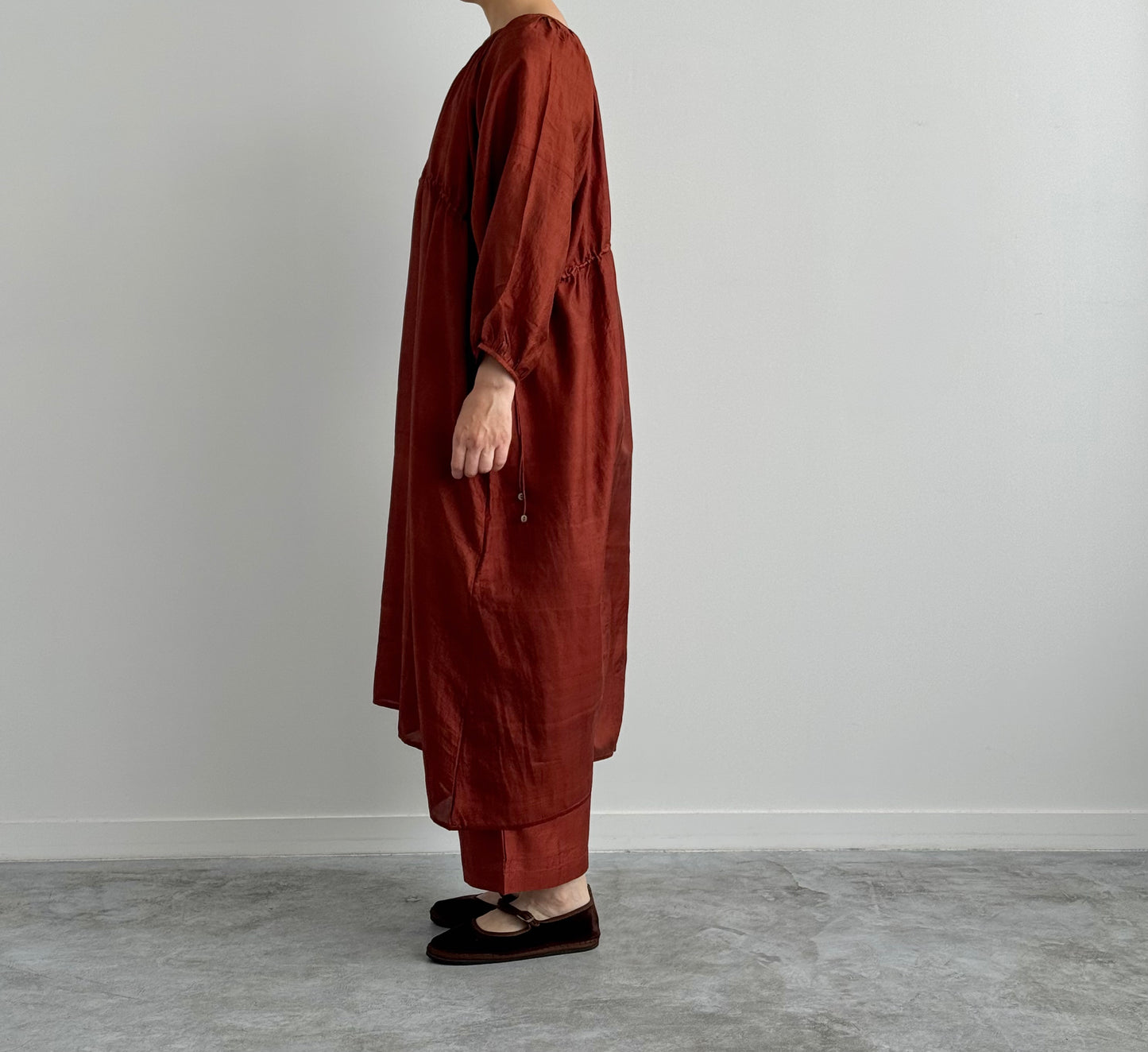 BACK BUTTON DRESS ( MADDER BROWN)