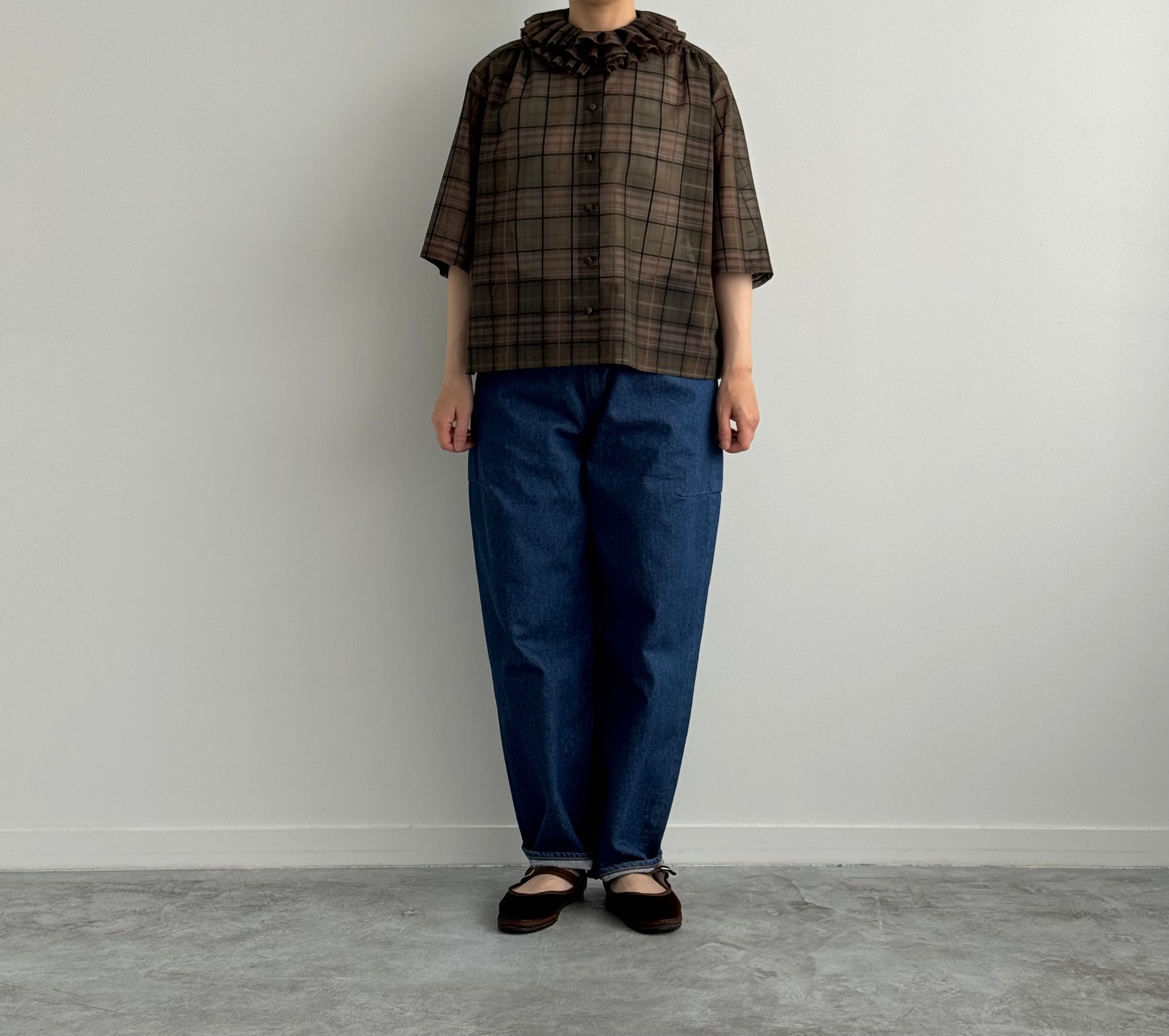 チェックダブルタックカラーブラウス　Porter des boutons　ポルテデブトン　通販　取扱店　着画　全身　前
