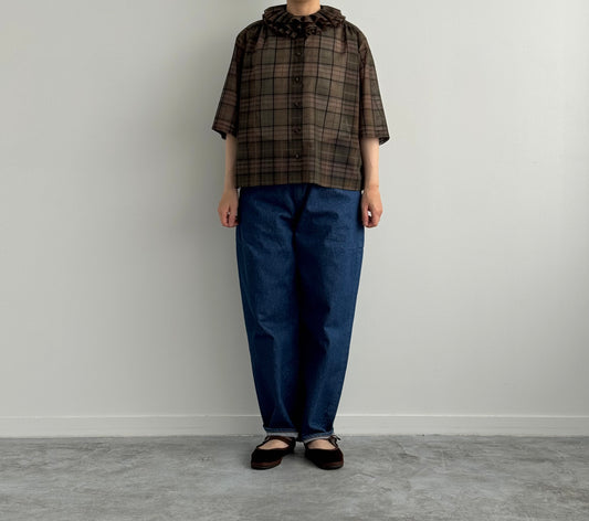チェックダブルタックカラーブラウス　Porter des boutons　ポルテデブトン　通販　取扱店　着画　全身　前