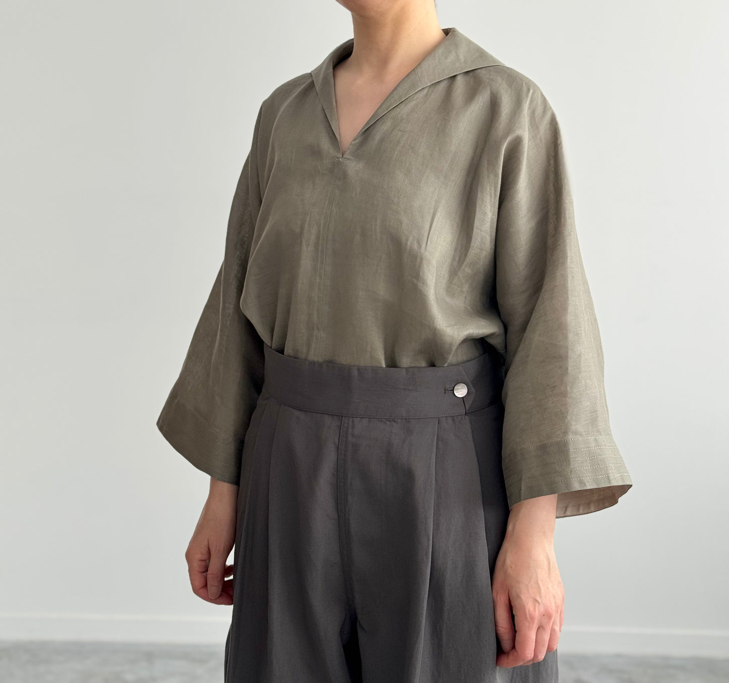 リネンのセーリングSH　CHEVAL plus シャツ　通販　取扱店　khaki 着画　アップ