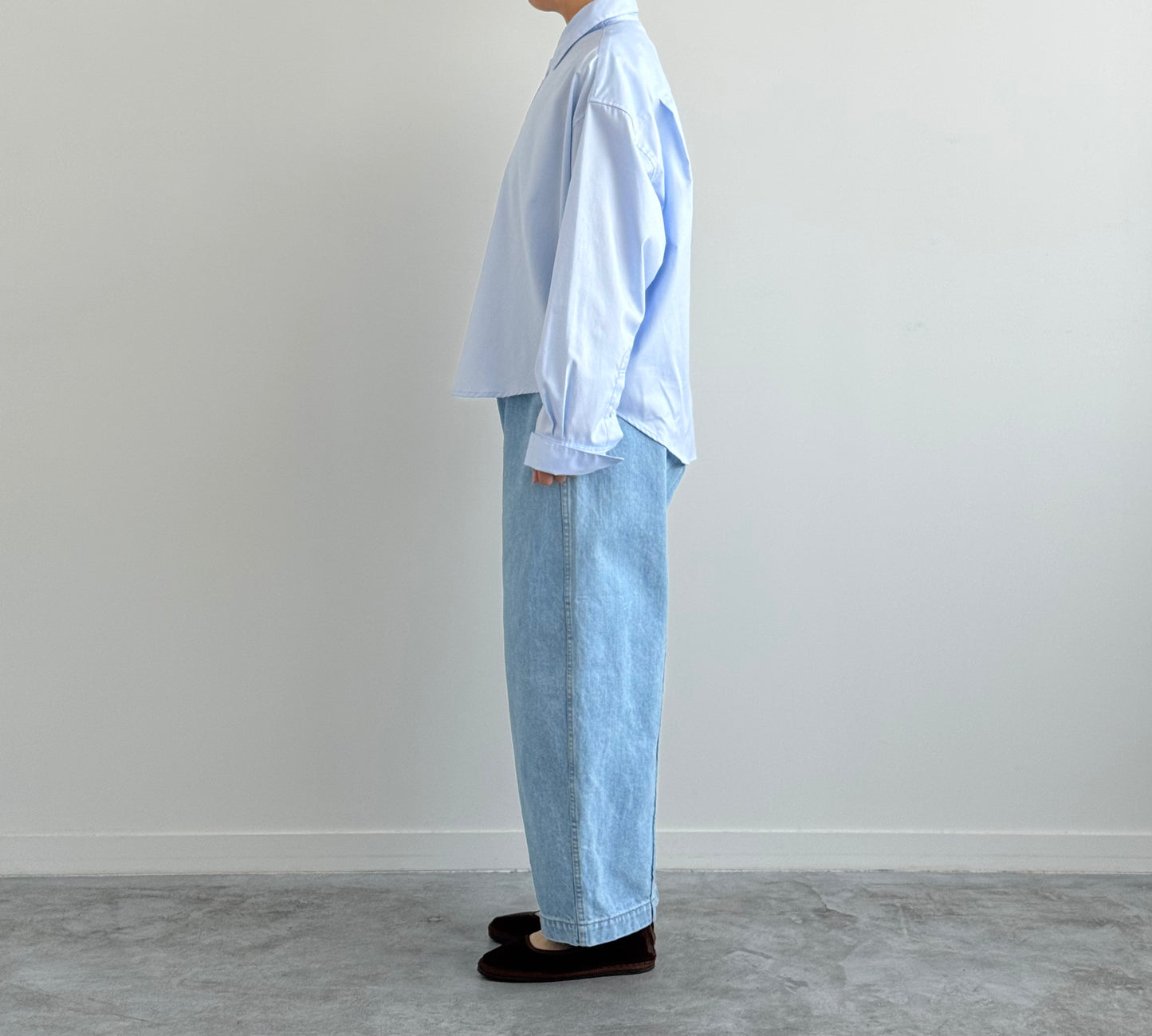 CURVE PANTS　カーブパンツ　TENNE HANDCRAFTED MODERNの横からの着画です