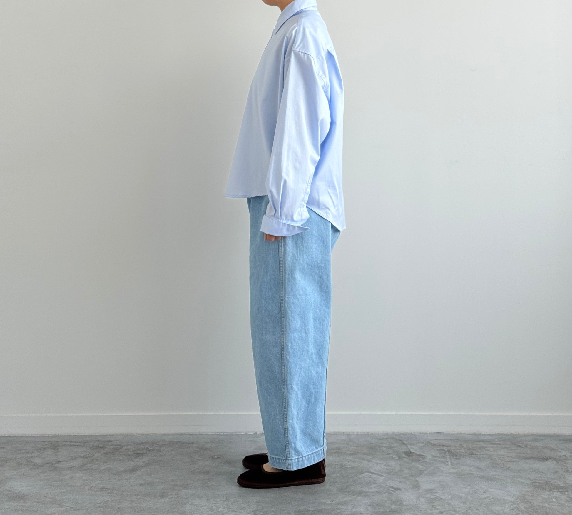 CURVE PANTS　カーブパンツ　TENNE HANDCRAFTED MODERNの横からの着画です