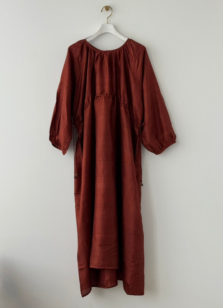 BACK BUTTON DRESS ( MADDER BROWN)