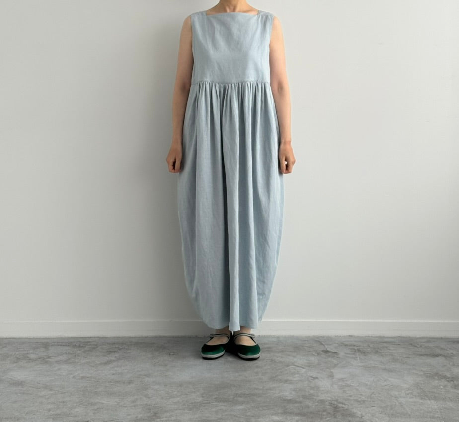 VISCOSE LINEN NO SLEEVE COCOON DRESS (LIGHT BLUE) TENNE HANDCRAFTED MODERN　通販　取扱店　着画　全身　正面