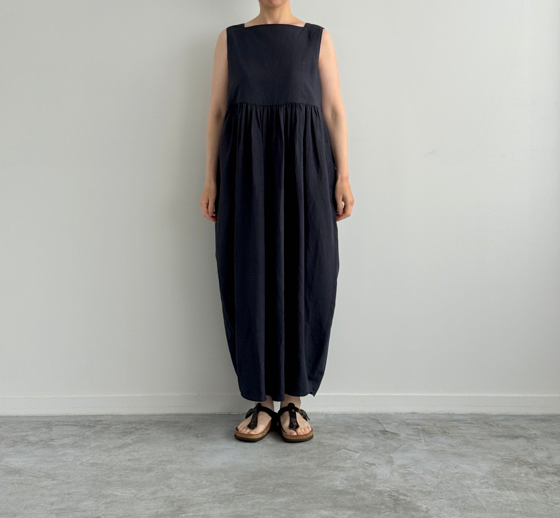 VISCOSE LINEN NO SLEEVE COCOON DRESS (DARK NAVY) TENNE HANDCRAFTED MODERN　通販　取扱店　着画　全身