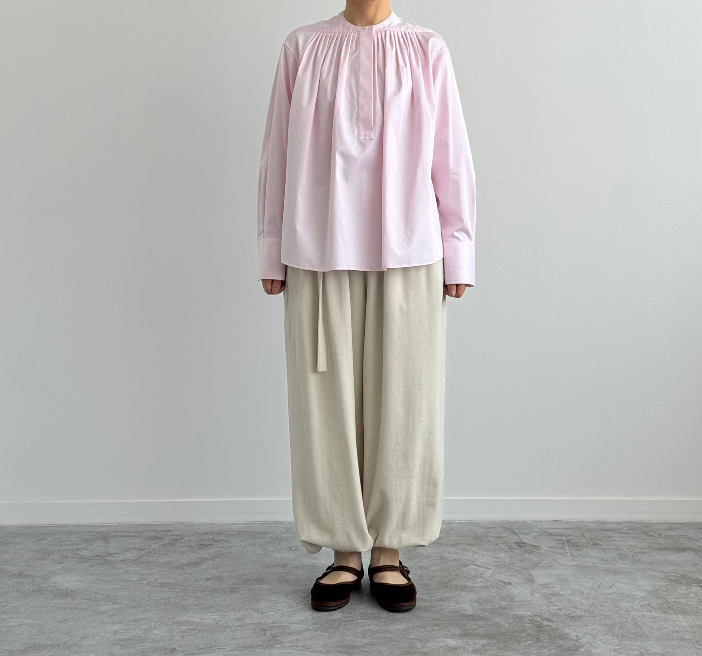 NEW MANY TUCK SHIRT　TENNE HANDCRAFTED MODERN　 PINKの着画　全身前