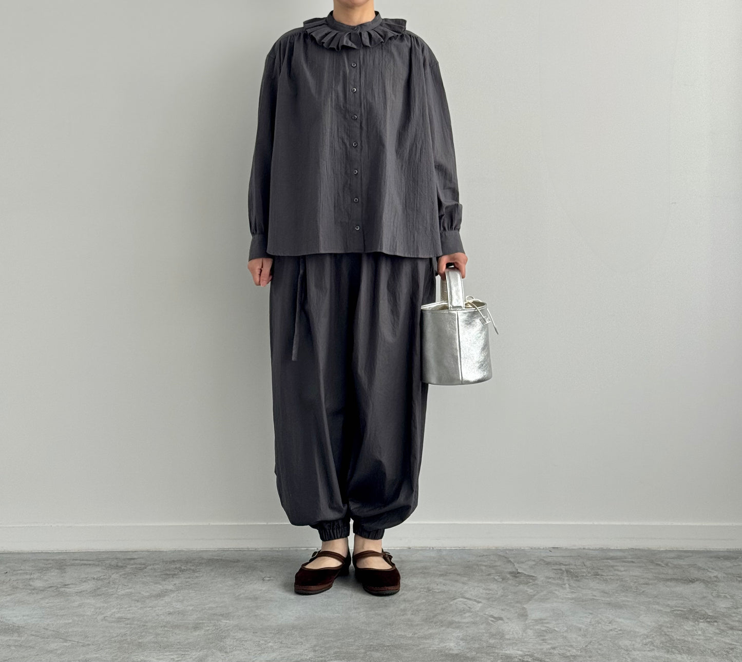 タックカラーシャツ Porter des boutons ポルテデブトン　通販　広島　チャコール着画　全身　前