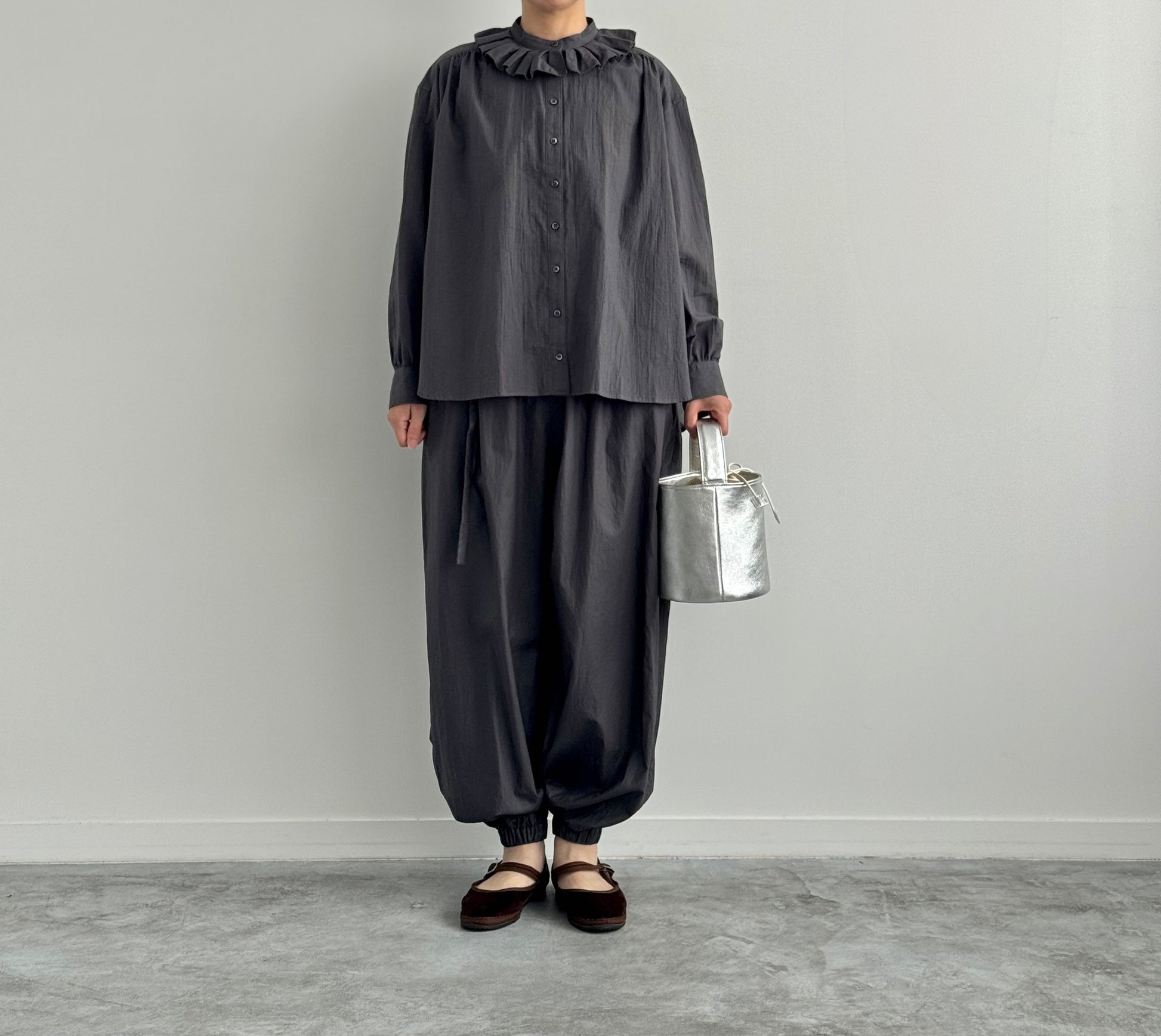 タックカラーシャツ Porter des boutons ポルテデブトン　通販　広島　チャコール着画　全身　前