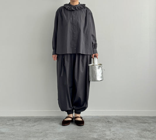 タックカラーシャツ Porter des boutons ポルテデブトン　通販　広島　チャコール着画　全身　前