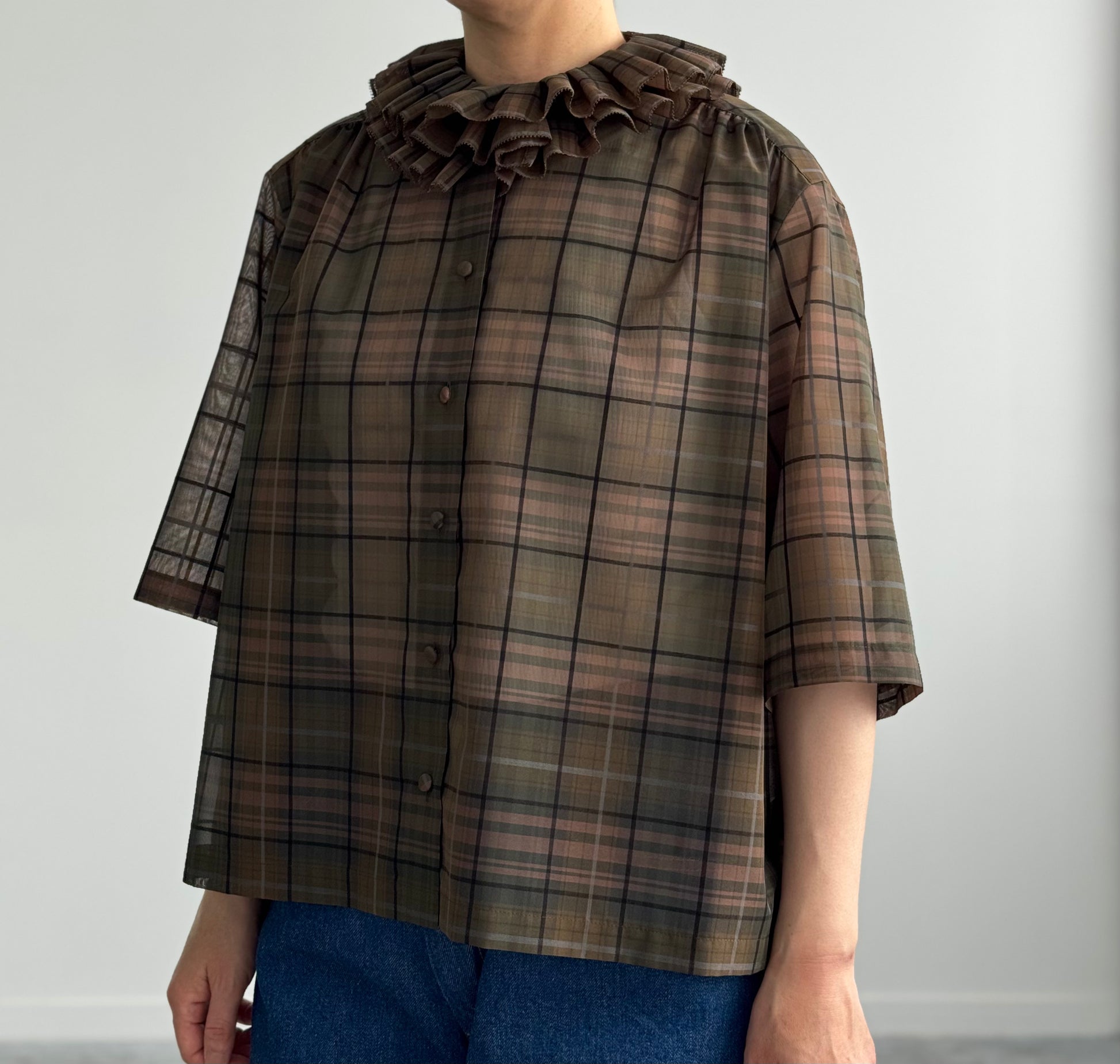 チェックダブルタックカラーブラウス　Porter des boutons　ポルテデブトン　通販　取扱店　着画　アップ
