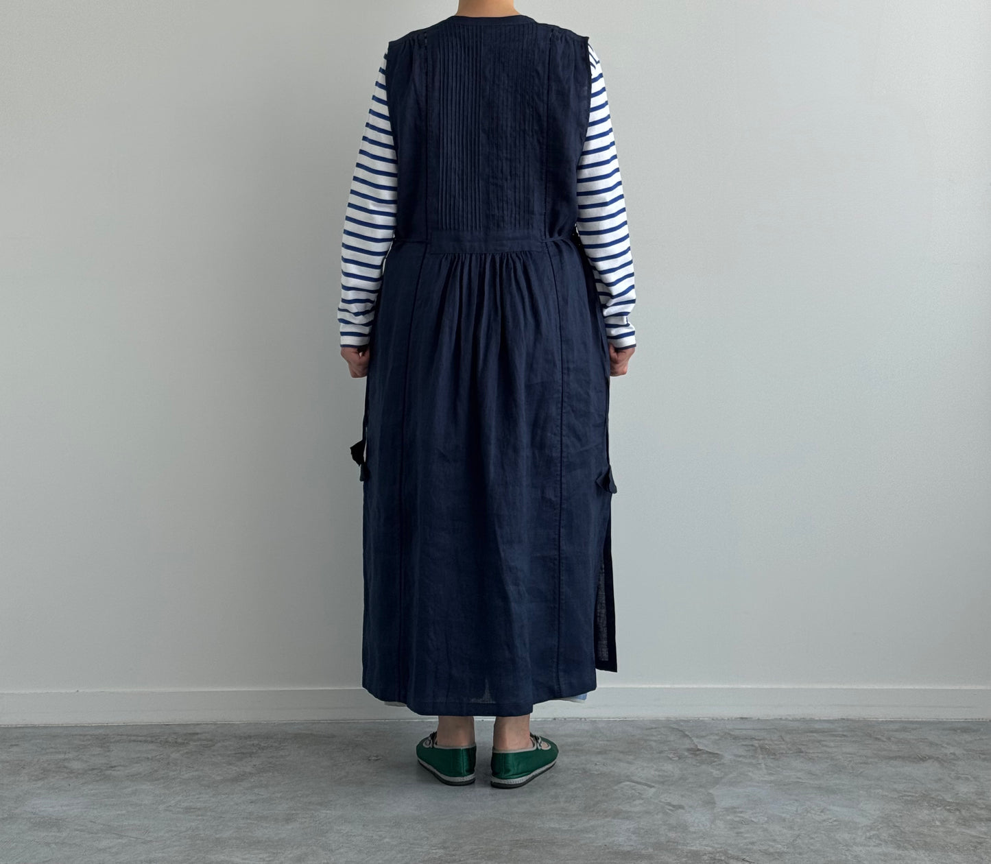 ピンタックワンピース　Porter des boutons ポルテデブトン　通販　取扱店　ネイビー　後ろ姿