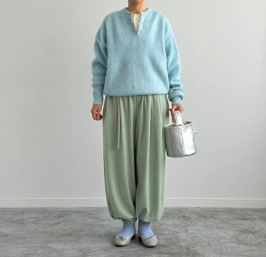 HENRY NECK SWEATER MORIKA モリカ　ヘンリーネックセーター SAX 着画 正面