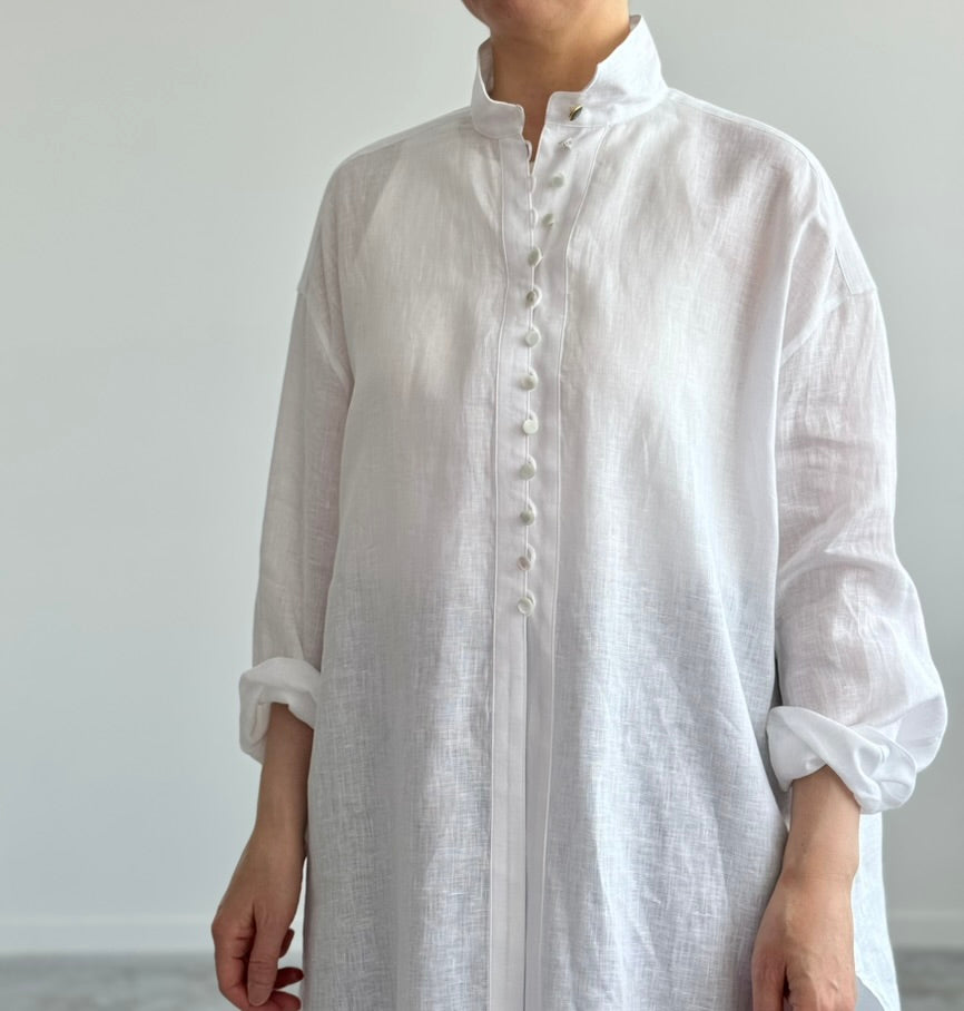 リネンのチュニックSH　CHEVAL plus シャツ　通販　取扱店　linen tunic white 着画　アップ