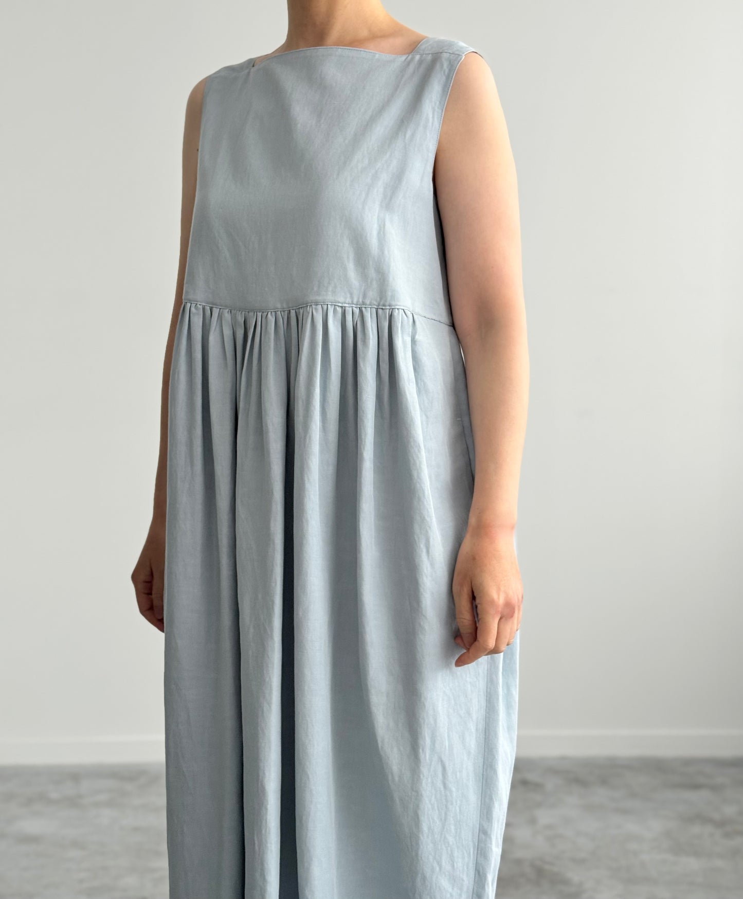 VISCOSE LINEN NO SLEEVE COCOON DRESS (LIGHT BLUE)