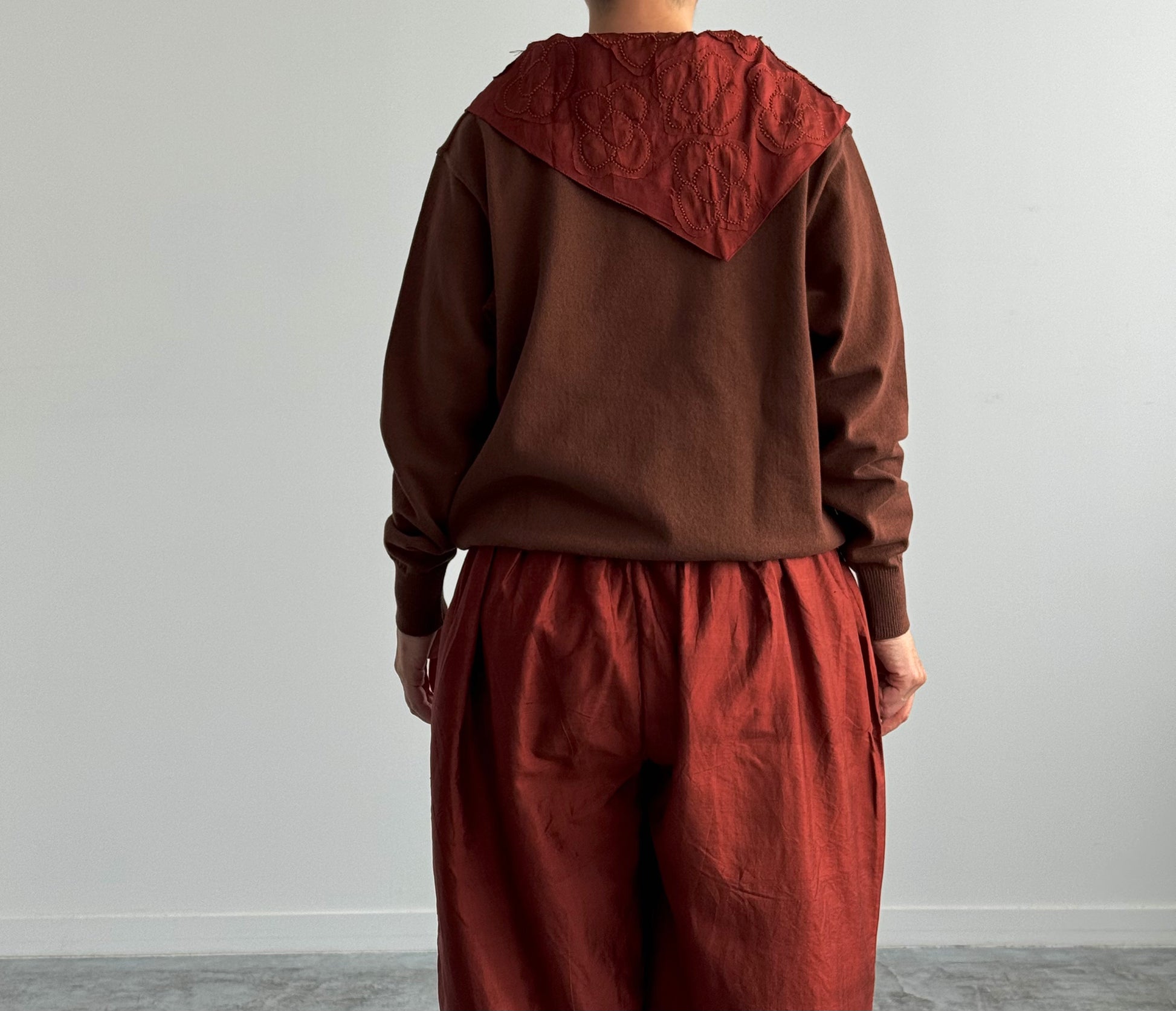 　FLOWER SCARF　BUNON 　ブノン　スカーフ　通販　取扱店　広島 　MADDER BROWN 着画　後ろ
