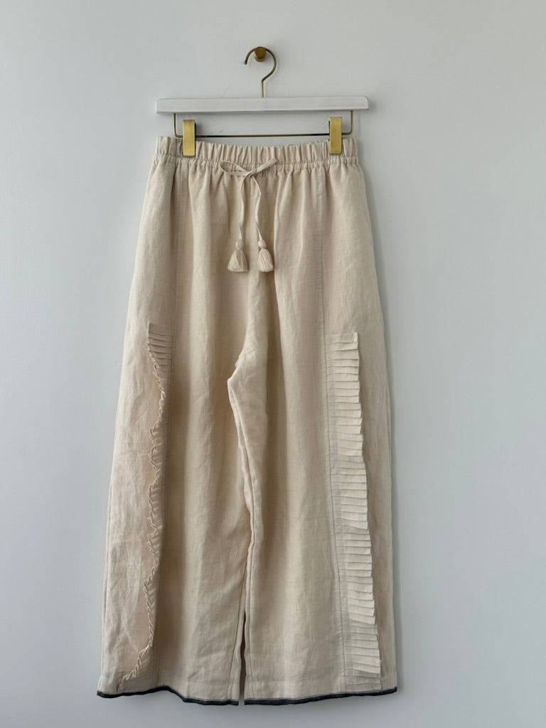 RUFFLE TUCK PANTS
