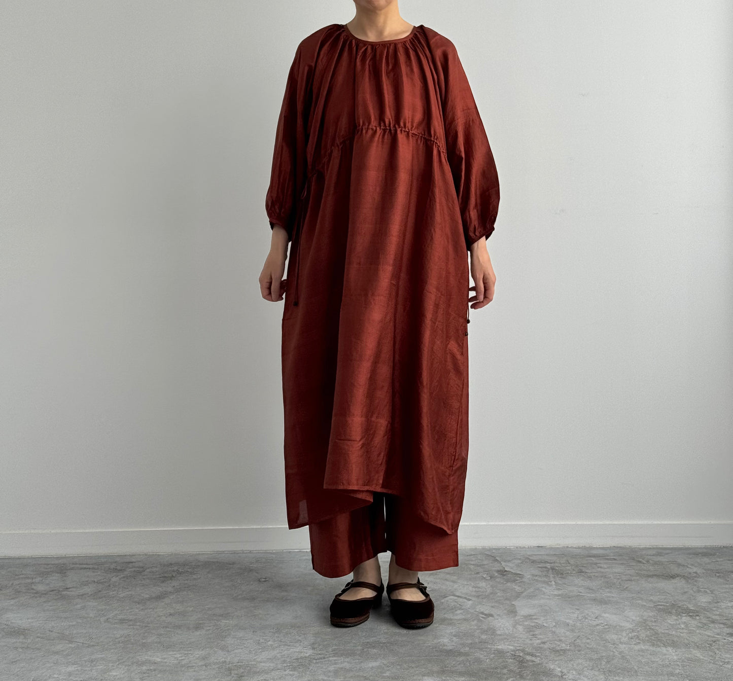 BACK BUTTON DRESS ( MADDER BROWN)