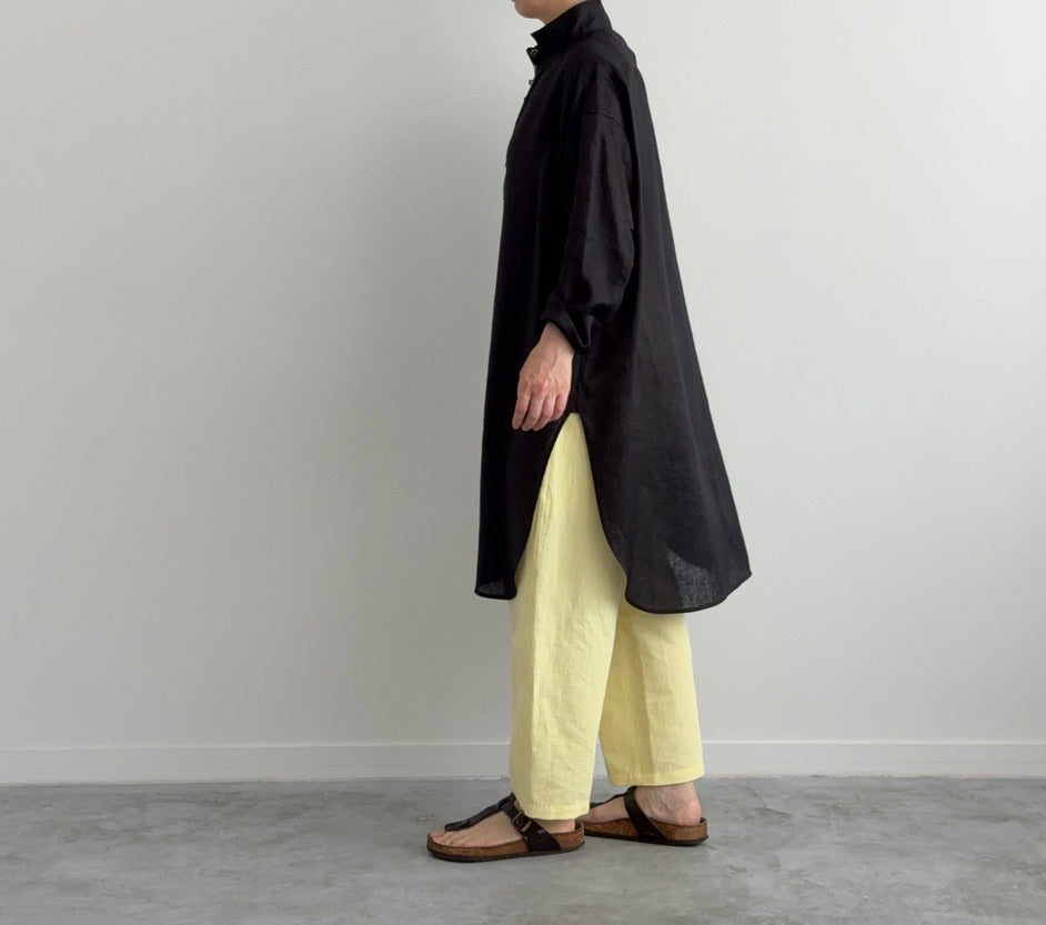 リネンのチュニックSH　CHEVAL plus シャツ　通販　取扱店　black 着画　横