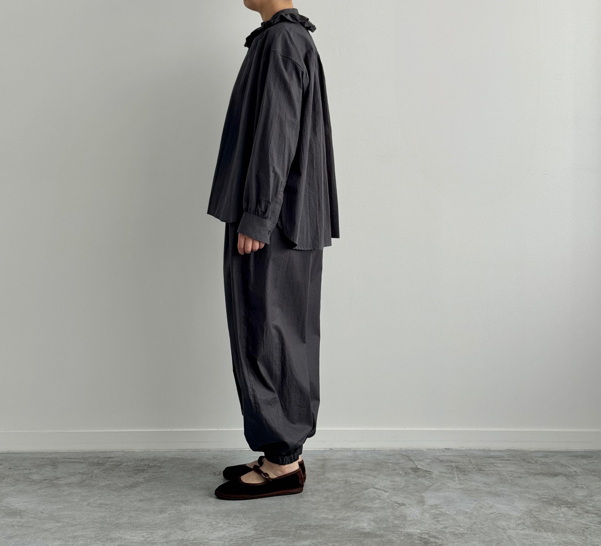 タックカラーシャツ Porter des boutons ポルテデブトン　通販　広島　チャコール着画　横