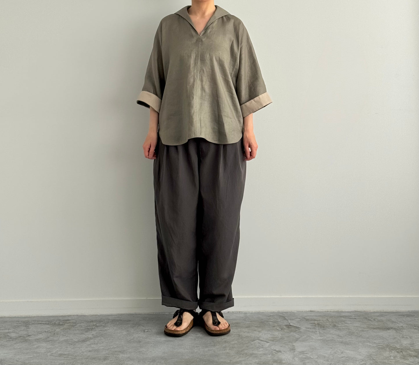 リネンのセーリングSH　CHEVAL plus シャツ　通販　取扱店　khaki 着画 正面