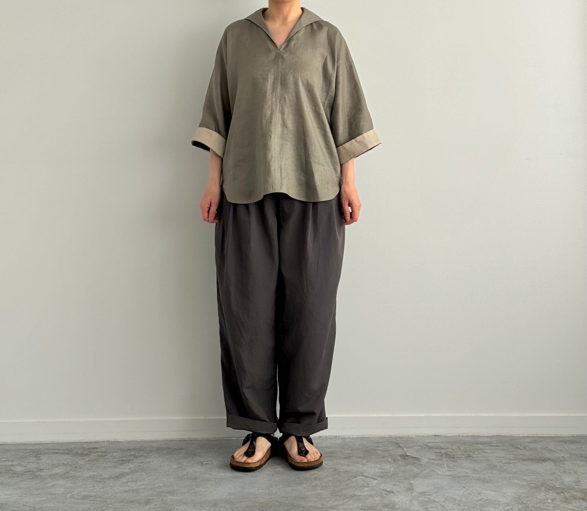 リネンのセーリングSH　CHEVAL plus シャツ　通販　取扱店　khaki 着画 正面