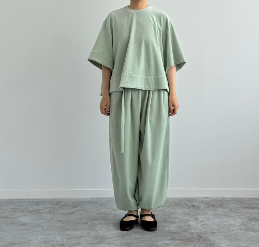 ATTACHMENT PANTS  (VELOR) アタッチメントパンツ ベロア　TENNE HANDCRAFTED MODERN　greenの着画、正面からの全身着画です