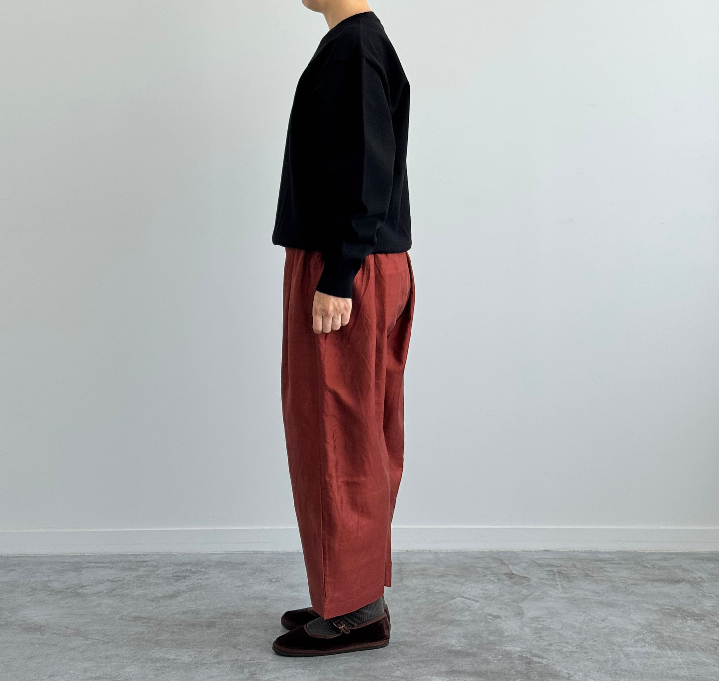 RIGID CASHMERE SWEATER P/O ( BLACK ) Yonetomi  カシミヤ　米富繊維　
横からの着画です