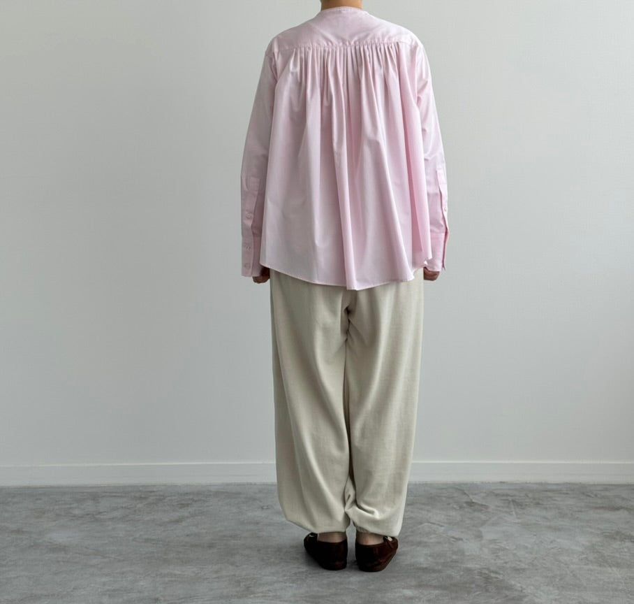 NEW MANY TUCK SHIRT　TENNE HANDCRAFTED MODERN　PINK 着画　後ろ姿