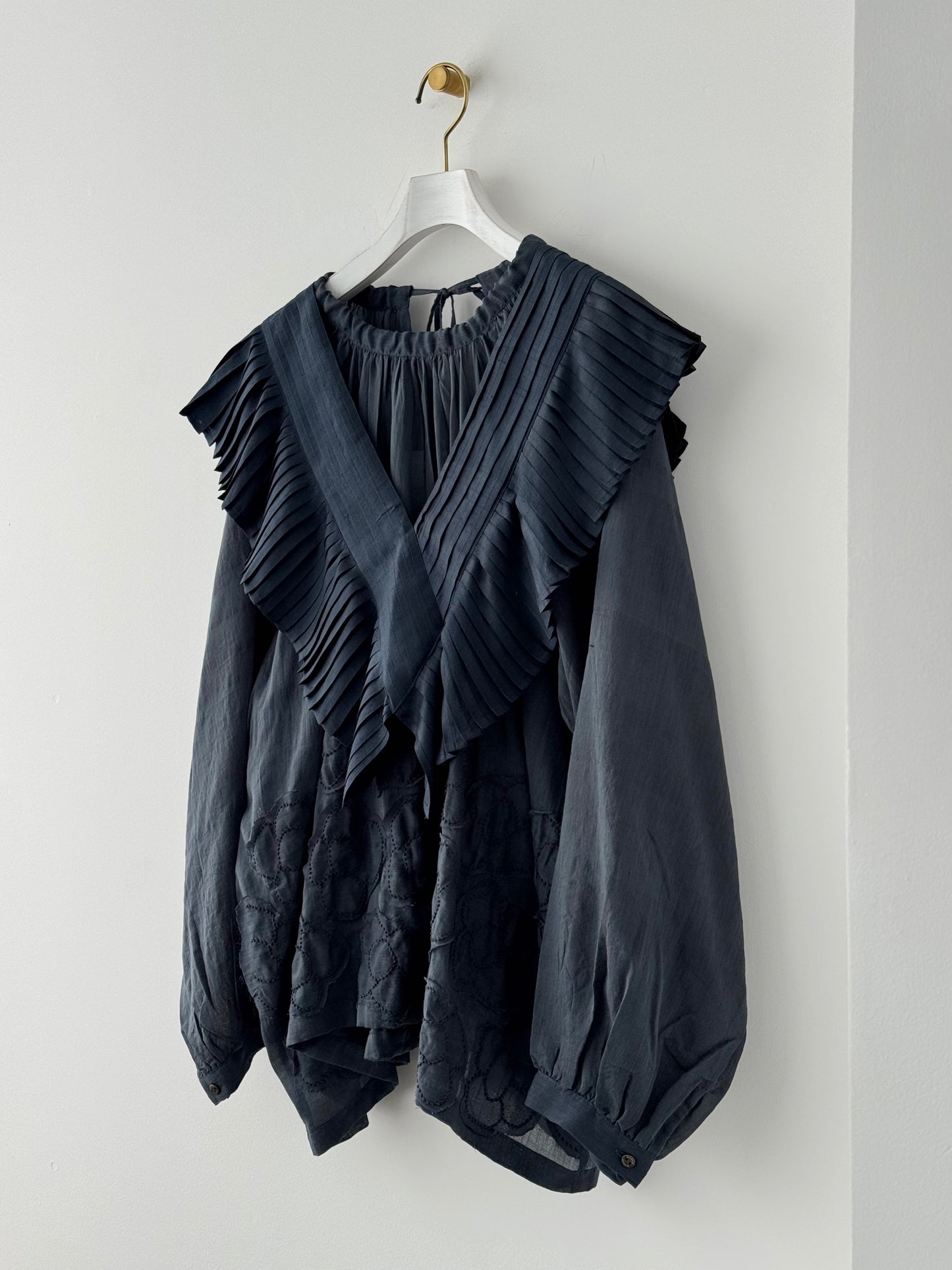 TUCK RUFFLE COLLAR (CHARCOAL)