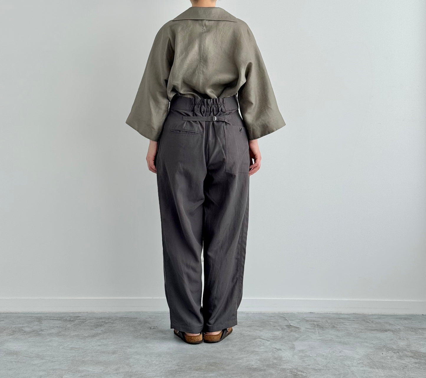 CHEVALのパンツ CHEVAL plus　通販　取扱店　gray 着画　後ろ姿