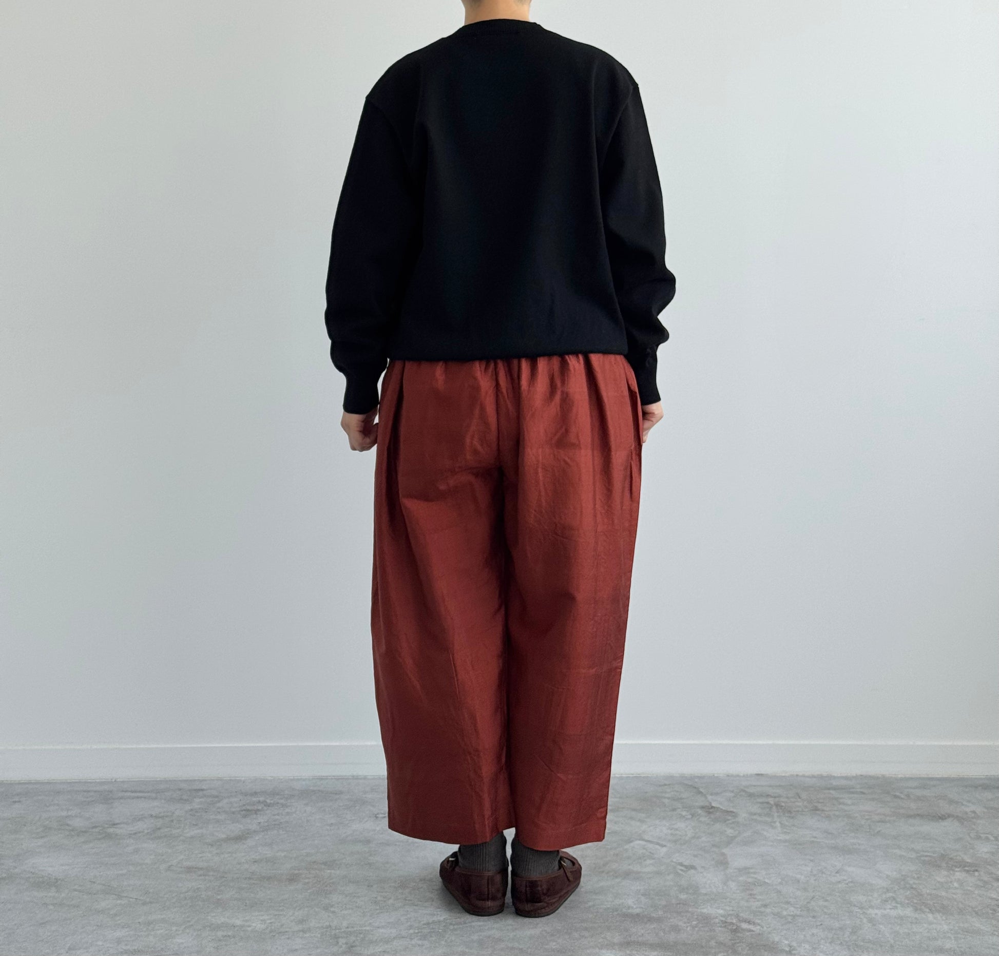 RIGID CASHMERE SWEATER P/O ( BLACK ) Yonetomi  カシミヤ　米富繊維　　着画　後ろ姿
