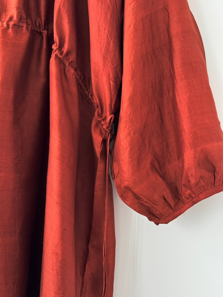 BACK BUTTON DRESS ( MADDER BROWN)