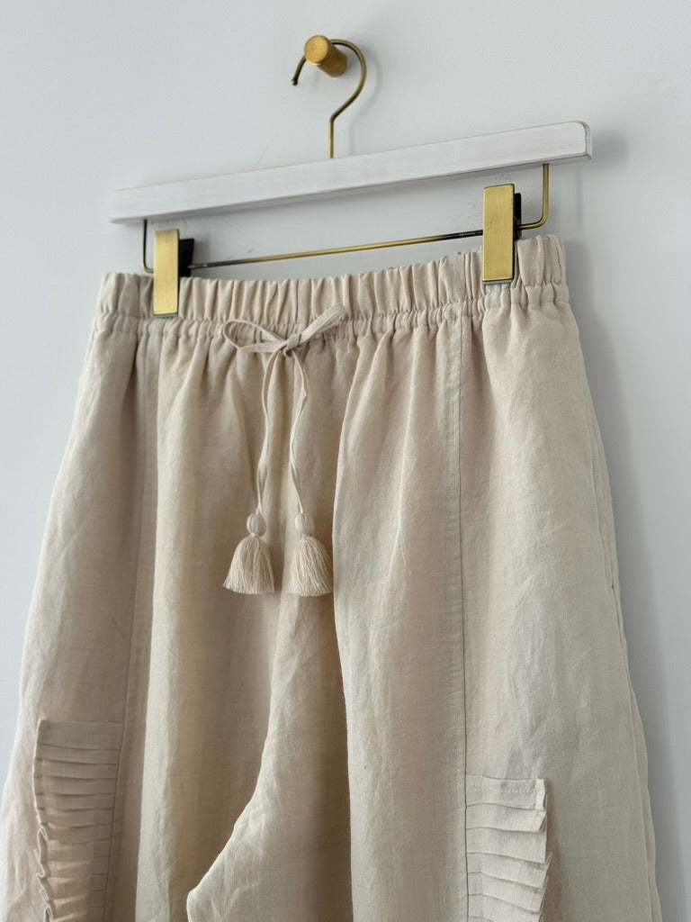 RUFFLE TUCK PANTS