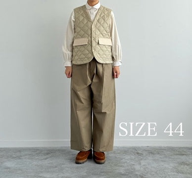 ITALYキルトのジレ　CHEVAL plus　シュヴァル プラス　SIZE 44 SANDBEIGE 着画