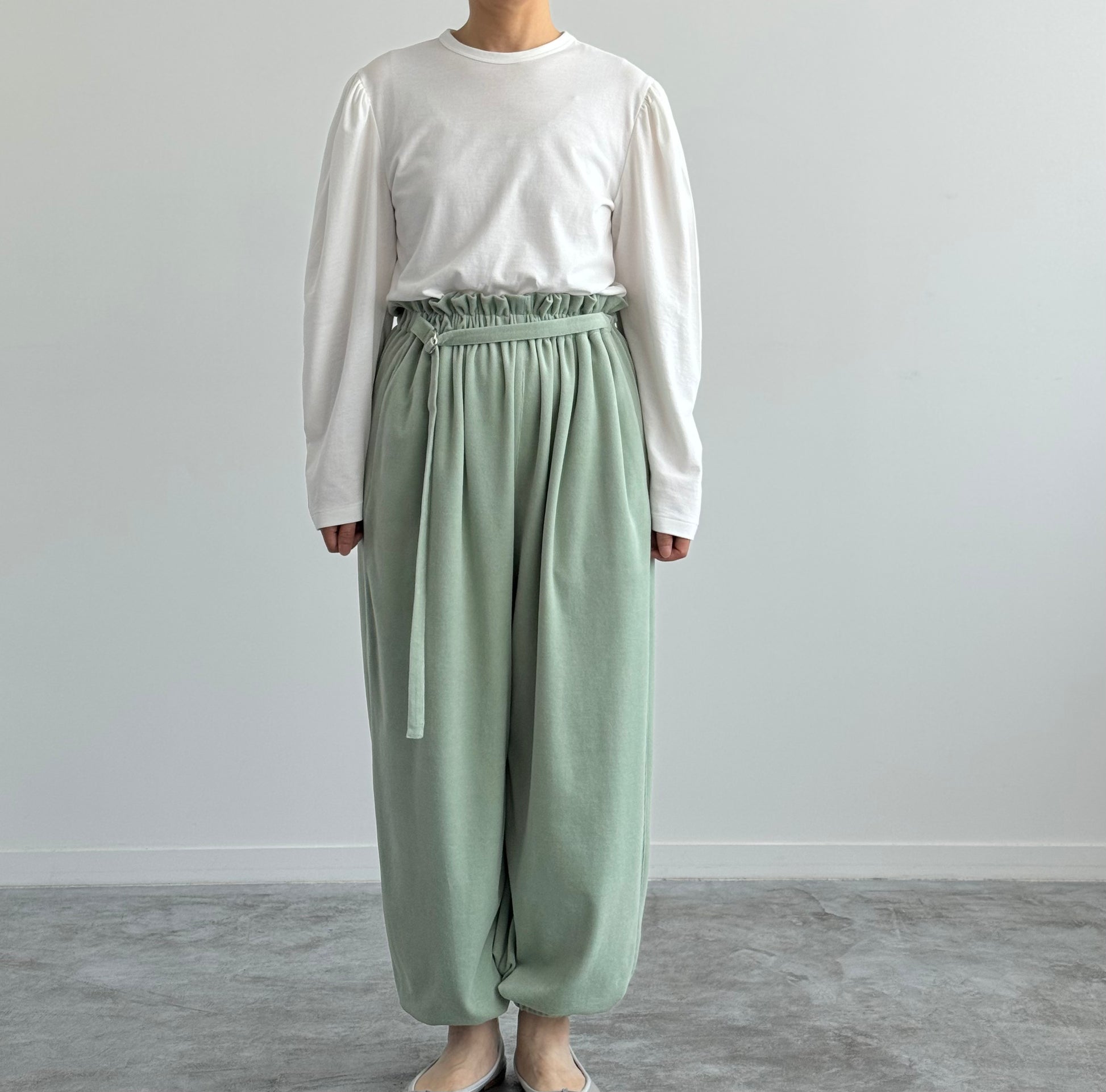 PUFF SLEEVE LONG T-SHIRT shida　パフスリーブ WHITEの着画です