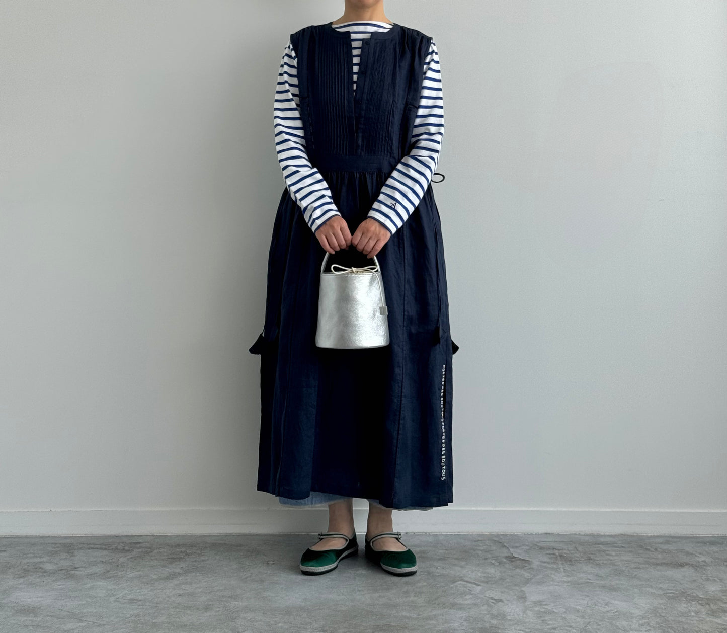 ピンタックワンピース　Porter des boutons ポルテデブトン　通販　取扱店 ネイビー着画　正面