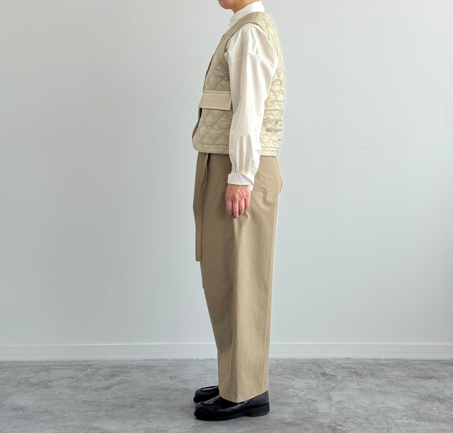 ITALYキルトのジレ　CHEVAL plus　シュヴァル プラス　sandbeige size36 着画横