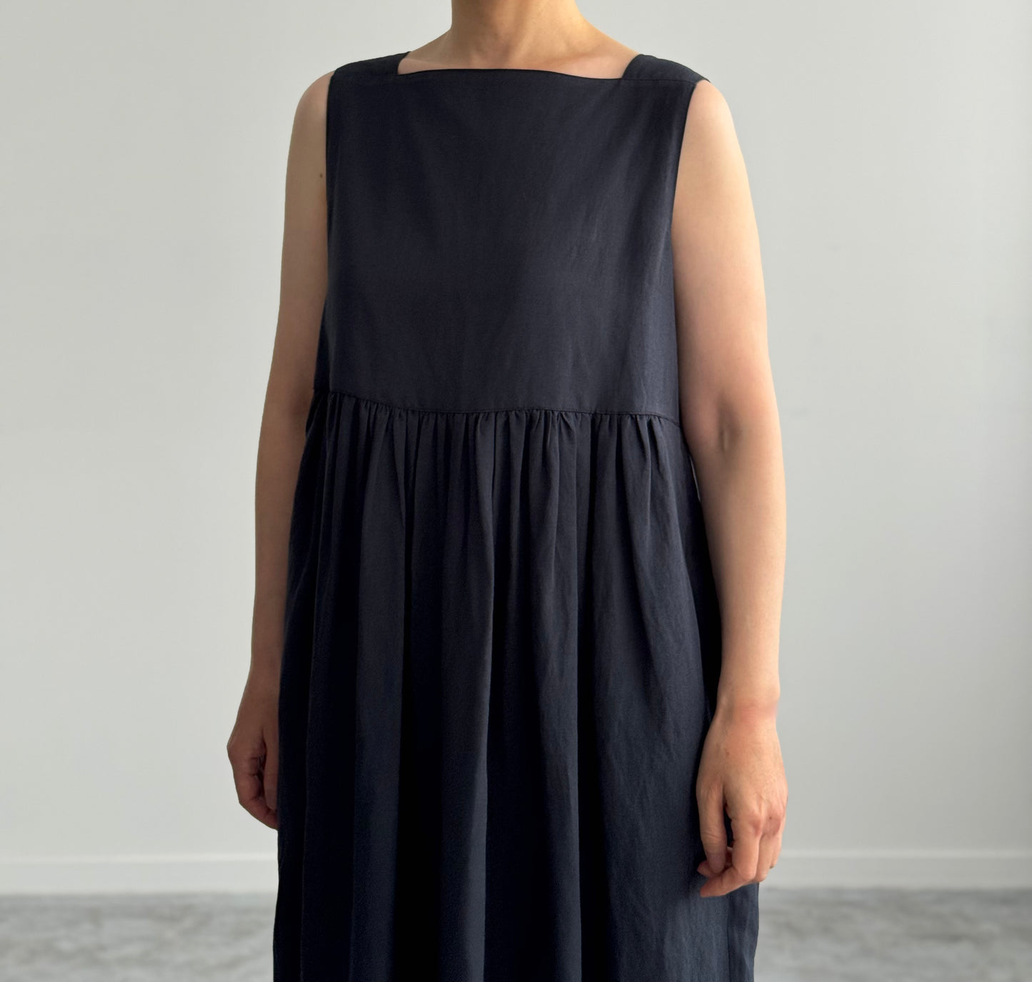 VISCOSE LINEN NO SLEEVE COCOON DRESS (DARK NAVY) TENNE HANDCRAFTED MODERN　通販　取扱店 着画　アップ