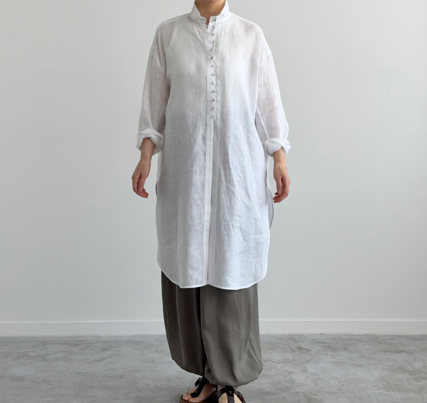 リネンのチュニックSH　CHEVAL plus シャツ　通販　取扱店 LINEN TUNIC WHITE 着画　正面